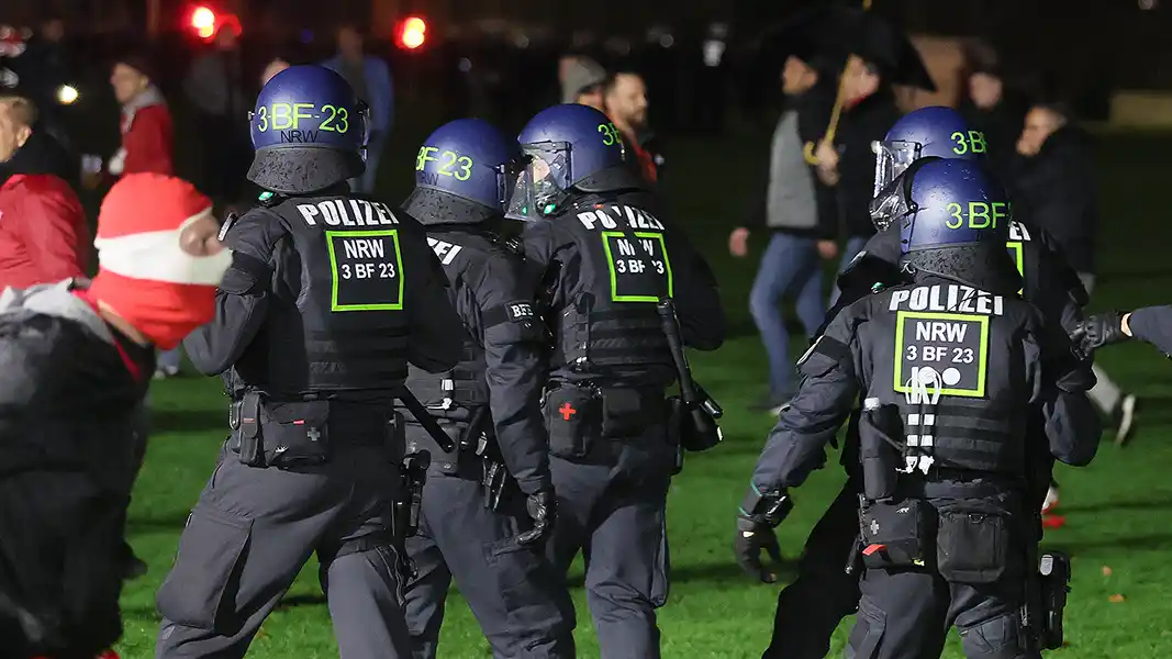 Ein Vermummter auf den Stadion-Vorwiesen, die Polizei geht dazwischen. (Foto: Bucco)