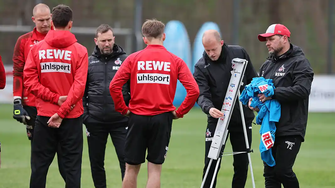 Steffen Baumgart und Co-Trainer René Wagner an der Taktiktafel. (Foto: Bucco)