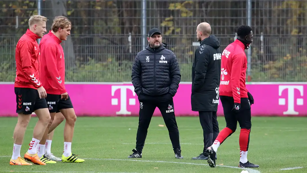 Steffen Baumgart und seine Spieler am Donnerstag im Training. (Foto: Bucco)
