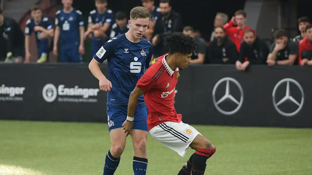 U19-Talent Jesper Pentermann gegen Ethan Williams von Manchester United. (Foto: IMAGO / Eibner)
