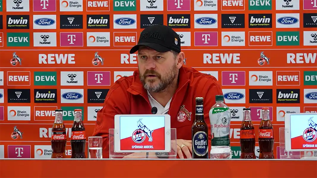 Steffen Baumgart auf der Pressekonferenz vor dem Spiel gegen Schalke. (Foto: 1. FC Köln)