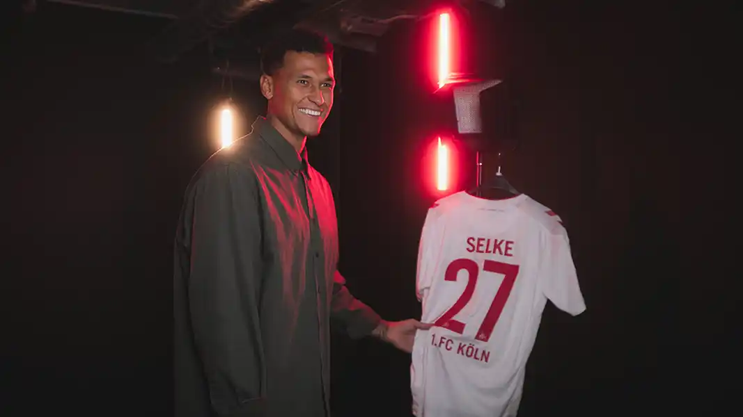 Davie Selke mit seinem neuen Trikot. (Foto: 1. FC Köln)