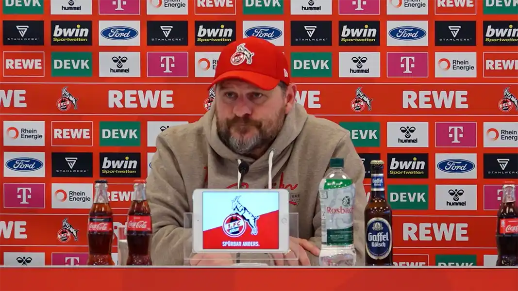 Steffen Baumgart auf der Pressekonferenz vor dem Spiel gegen RB Leipzig. (Foto: 1. FC Köln)