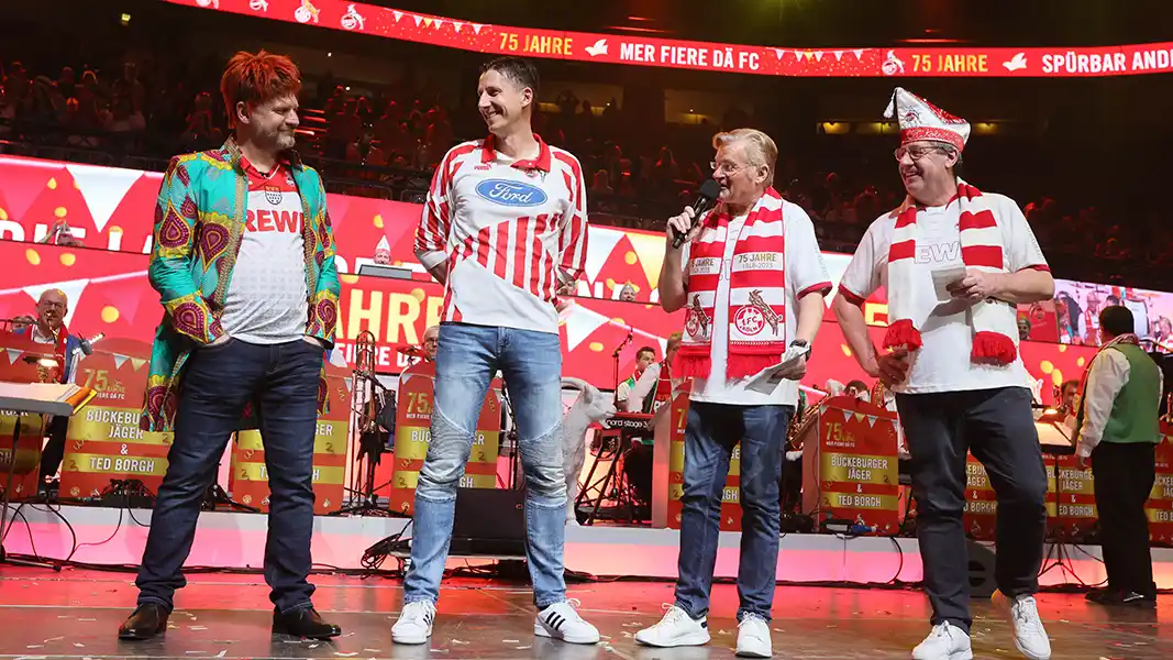 Steffen Baumgart, Christian Keller, Michael Trippel und Werner Wolf bei der lachenden FC-Arena. (Foto: Bucco)
