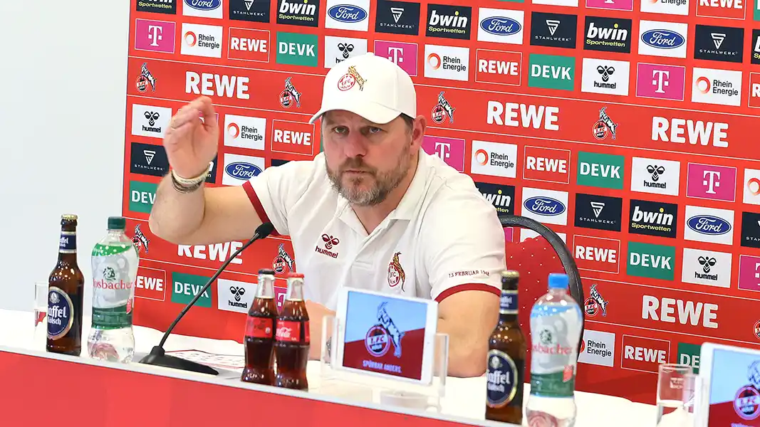 Steffen Baumgart auf der Pressekonferenz vor dem Spiel gegen Eintracht Frankfurt. (Foto: Bucco)