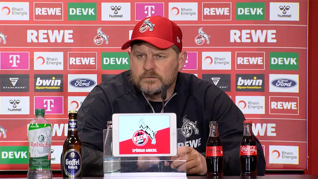 Steffen Baumgart auf der Pressekonferenz nach dem Spiel gegen den VfL Wolfsburg. (Foto: 1. FC Köln)