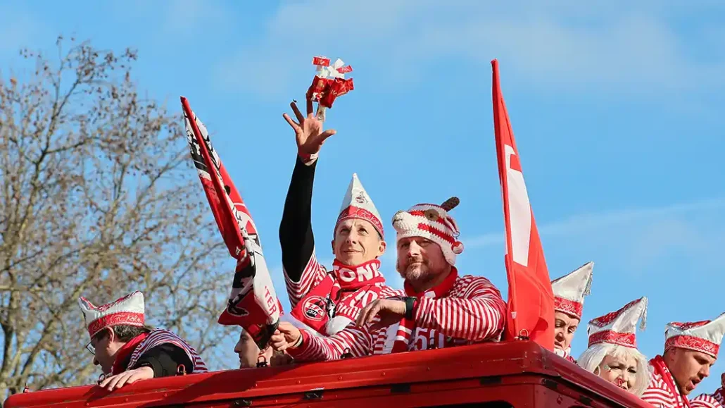 Der 1. FC Köln feierte an Rosenmontag ausgelassen mit seinen Fans. (Foto: Bucco)