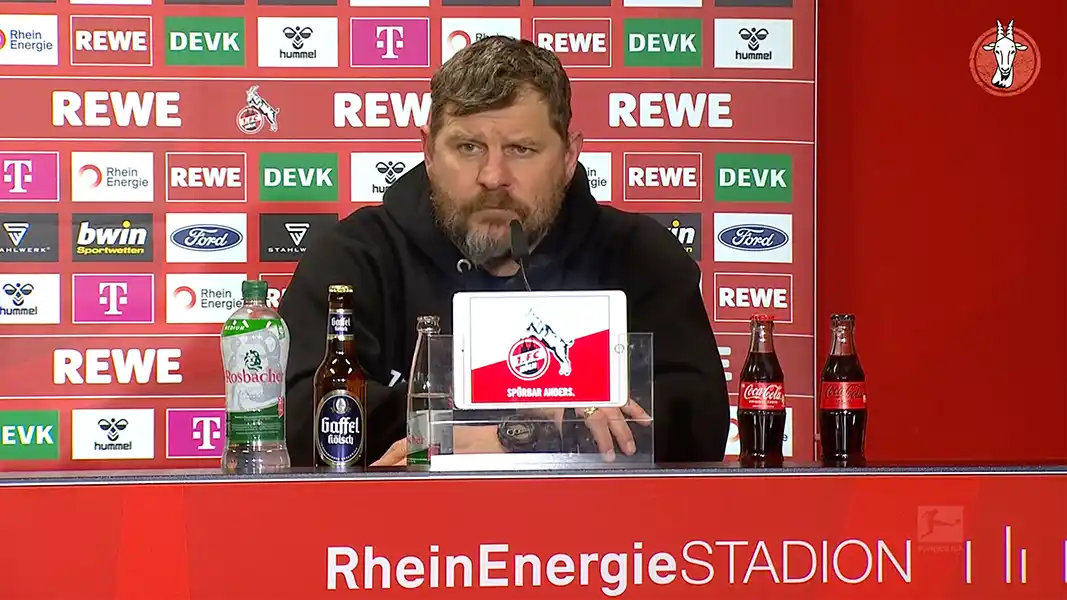 Steffen Baumgart auf der Pressekonferenz nach dem Spiel gegen RB Leipzig. (Foto: 1. FC Köln)