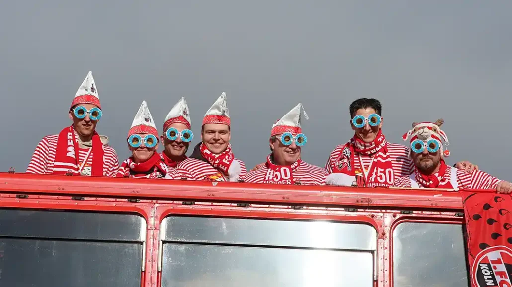 Der 1. FC Köln feierte an Rosenmontag ausgelassen mit seinen Fans. (Foto: Bucco)
