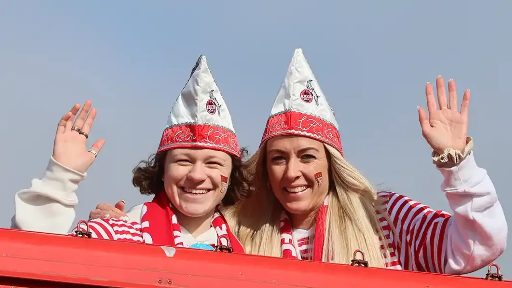 Der 1. FC Köln feierte an Rosenmontag ausgelassen mit seinen Fans. (Foto: Bucco)