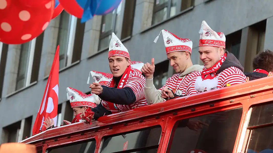 Der 1. FC Köln feierte an Rosenmontag ausgelassen mit seinen Fans. (Foto: Bucco)