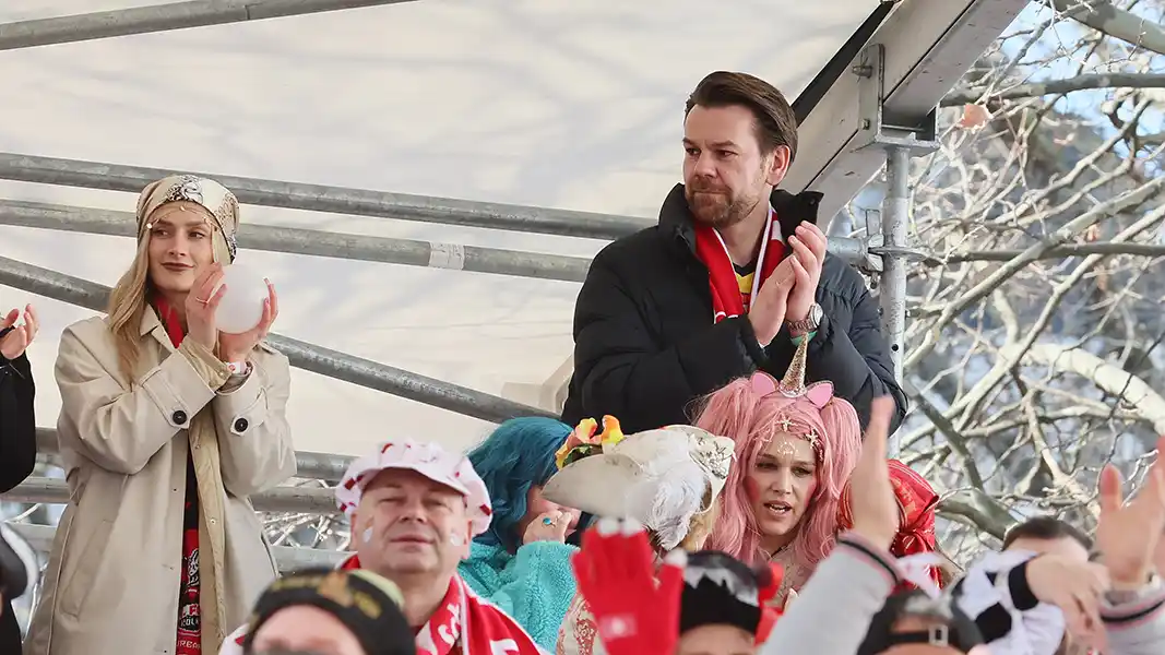 Der 1. FC Köln feierte an Rosenmontag ausgelassen mit seinen Fans. (Foto: Bucco)