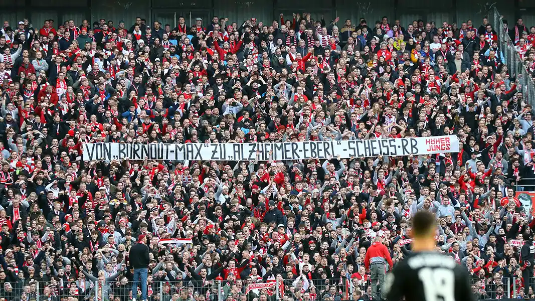 Hässliche Eberl-Plakate: Keller kritisiert FC-Fans scharf