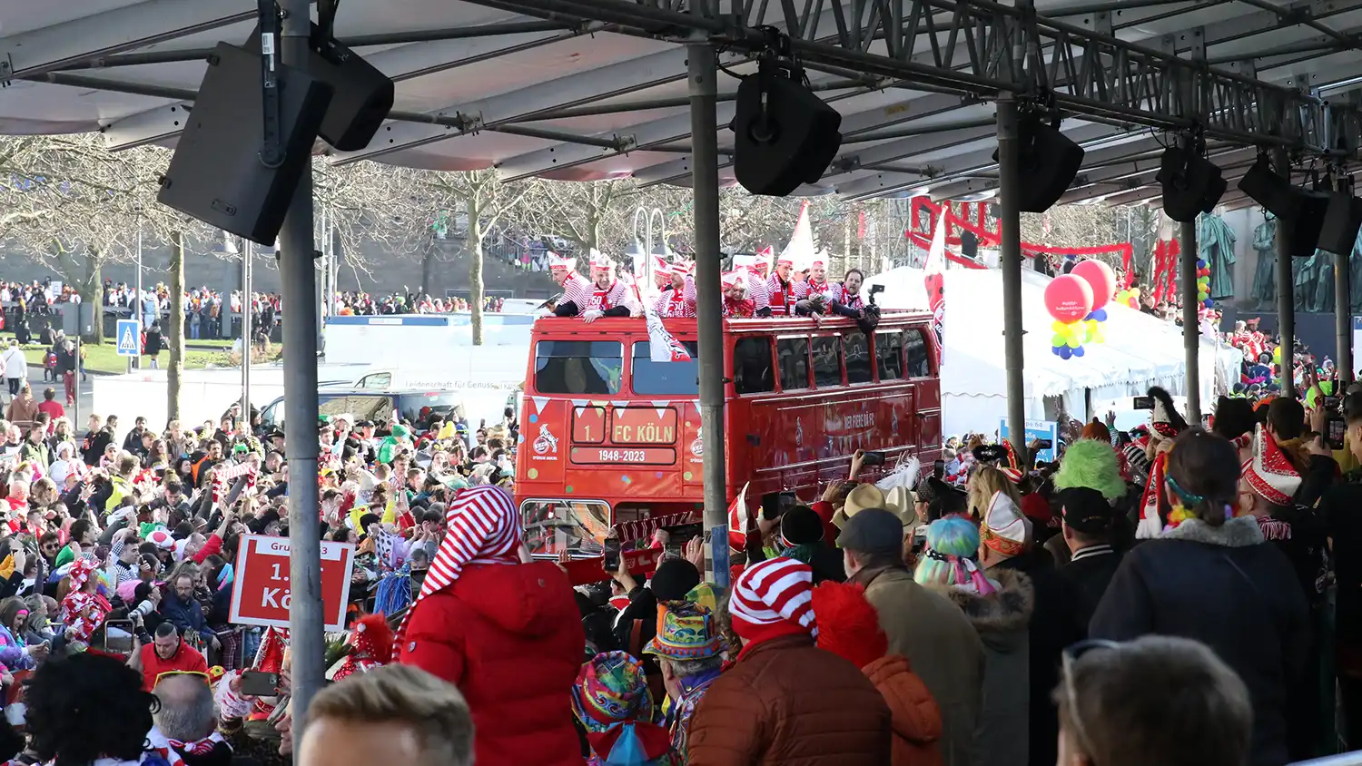 Der 1. FC Köln feierte an Rosenmontag ausgelassen mit seinen Fans. (Foto: GEISSBLOG)