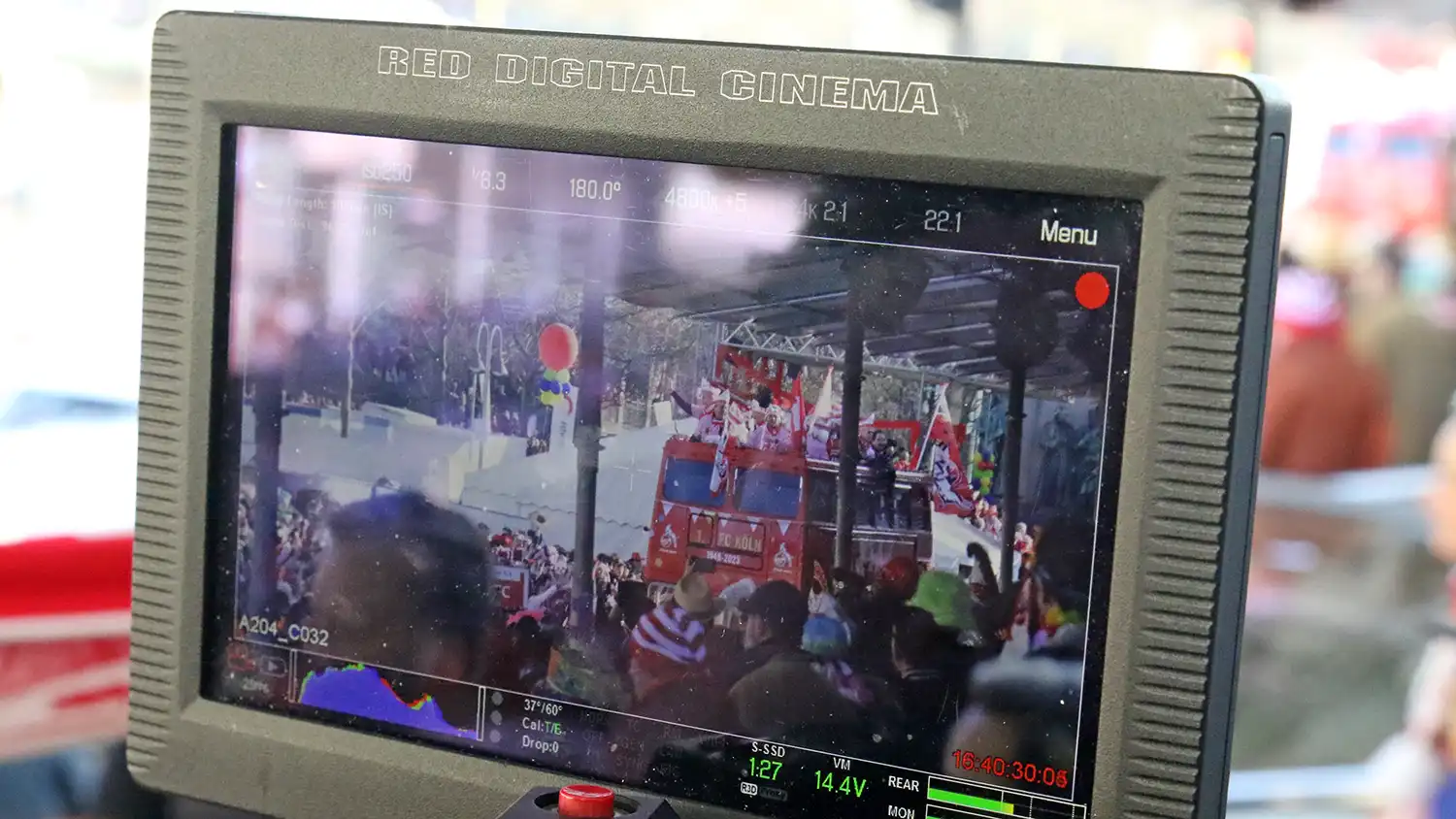 Der 1. FC Köln feierte an Rosenmontag ausgelassen mit seinen Fans. (Foto: GEISSBLOG)