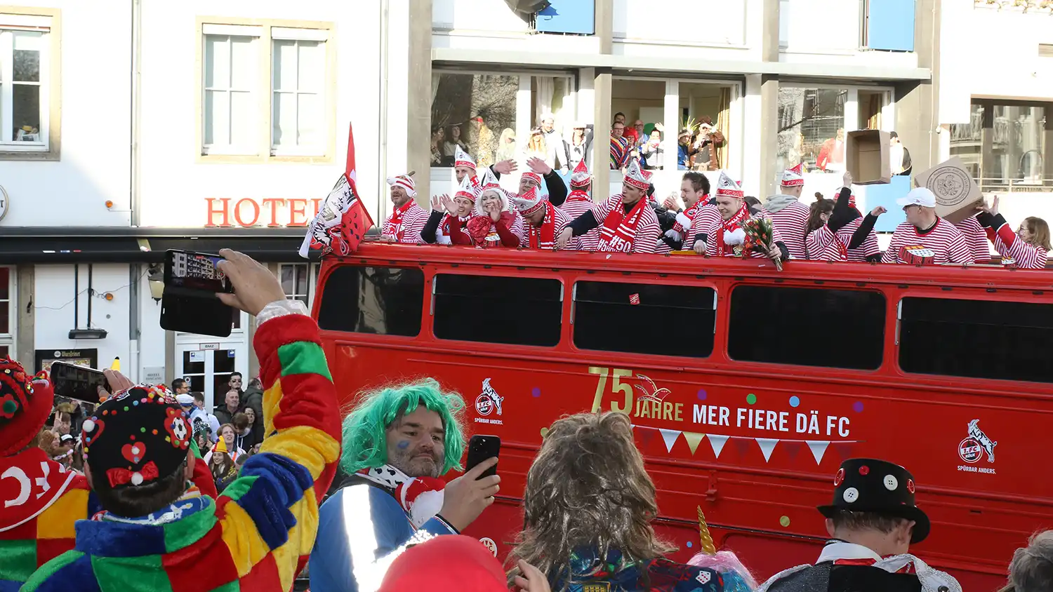 Der 1. FC Köln feierte an Rosenmontag ausgelassen mit seinen Fans. (Foto: GEISSBLOG)