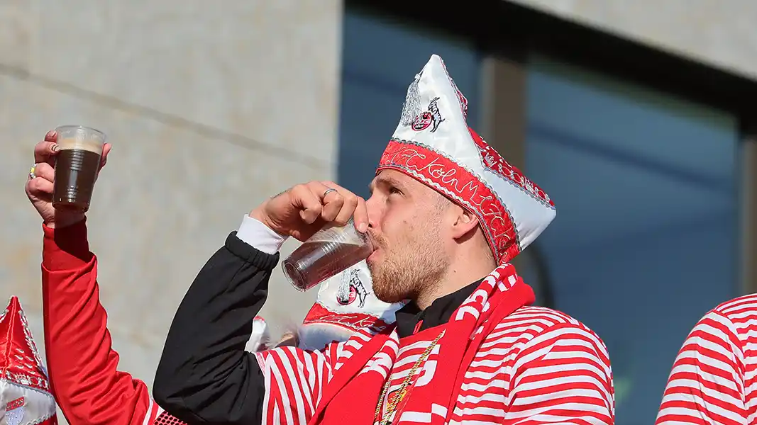Der 1. FC Köln feierte an Rosenmontag ausgelassen mit seinen Fans. (Foto: Bucco)