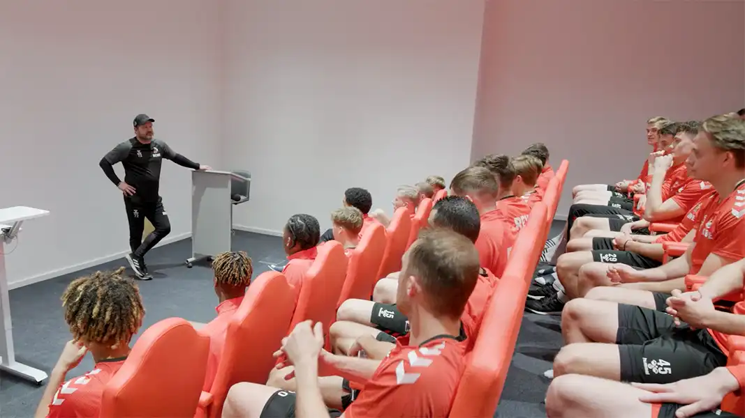 Steffen Baumgart im neuen "Kino" zur Videoanalyse beim 1. FC Köln. (Foto: Screenshot 24/7 FC)