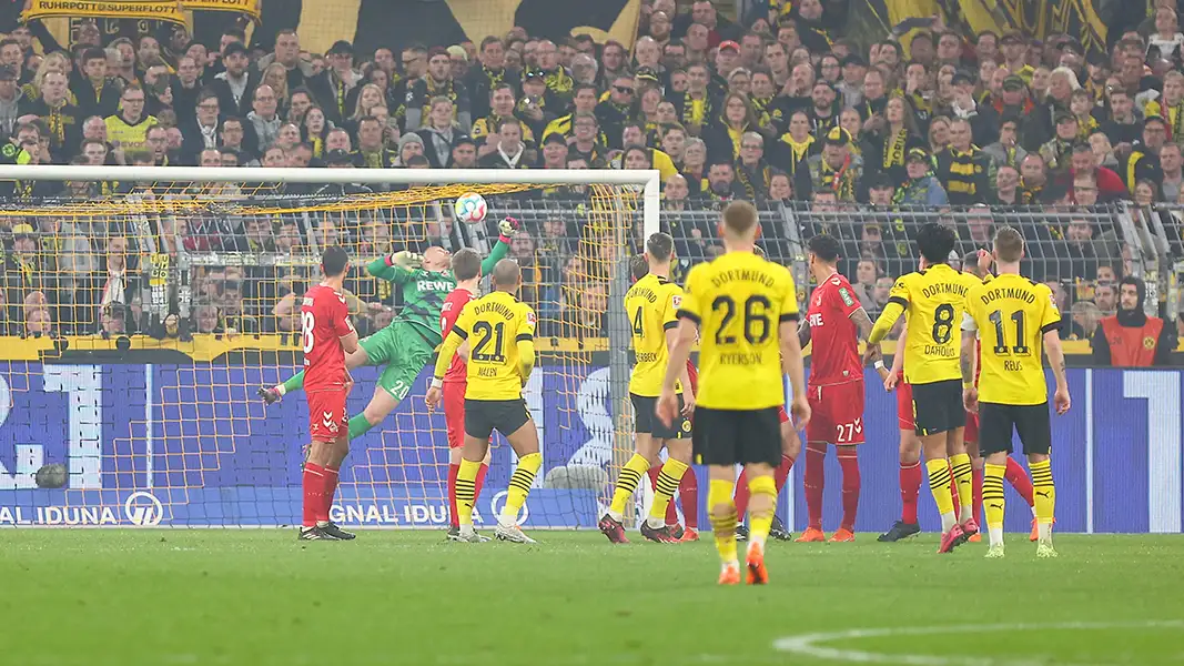 Marvin Schwäbe sah gegen Borussia Dortmund nicht immer gut aus. (Foto: IMAGO / kolbert-press)