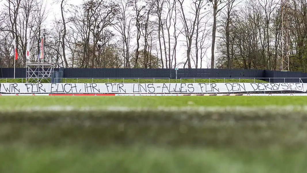 Die FC-Ultras hingen im Franz-Kremer-Stadion ein Banner zur Derby-Motivation auf. (Foto: IMAGO / Beautiful Sports)