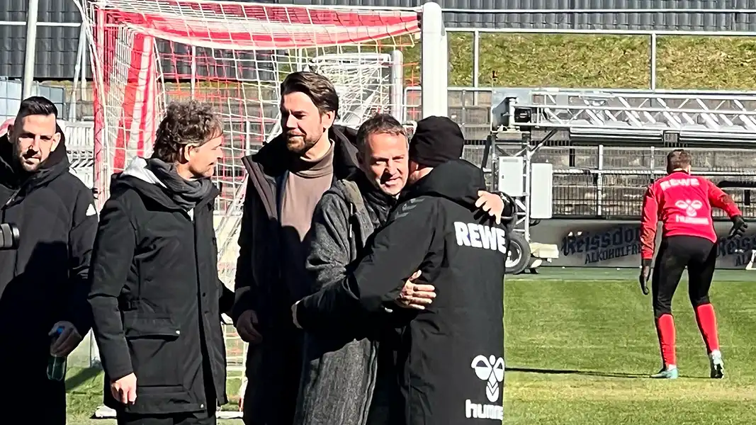 Hansi Flick umarmt Steffen Baumgart. (Foto: GEISSBLOG)