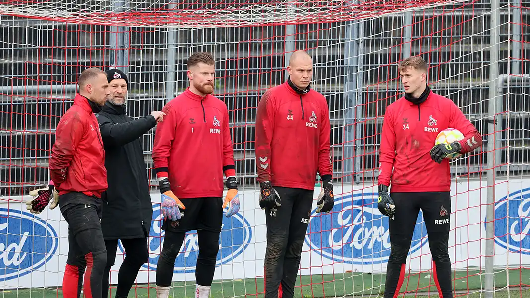 Die vier Torhüter des 1. FC Köln: Marvin Schwäbe, Timo Horn, Matthias Köbbing und Julian Roloff zusammen mit Trainer Uwe Gospodarek. (Foto: Bucco)