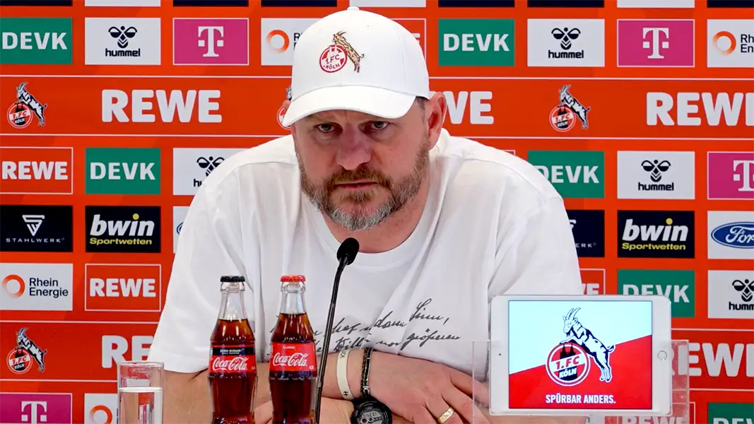 Steffen Baumgart auf der Pressekonferenz vor dem Spiel gegen den 1. FSV Mainz 05. (Foto: Bucco)