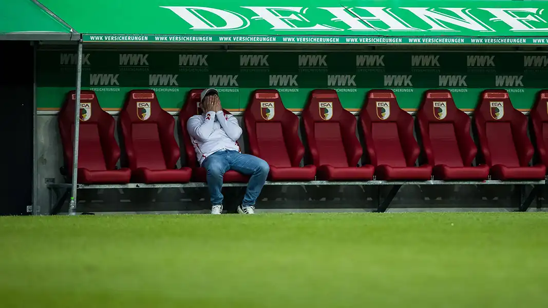Steffen Baumgart nach der Partie in Augsburg alleine auf der Trainerbank. (Foto: IMAGO / Beautiful Sports)