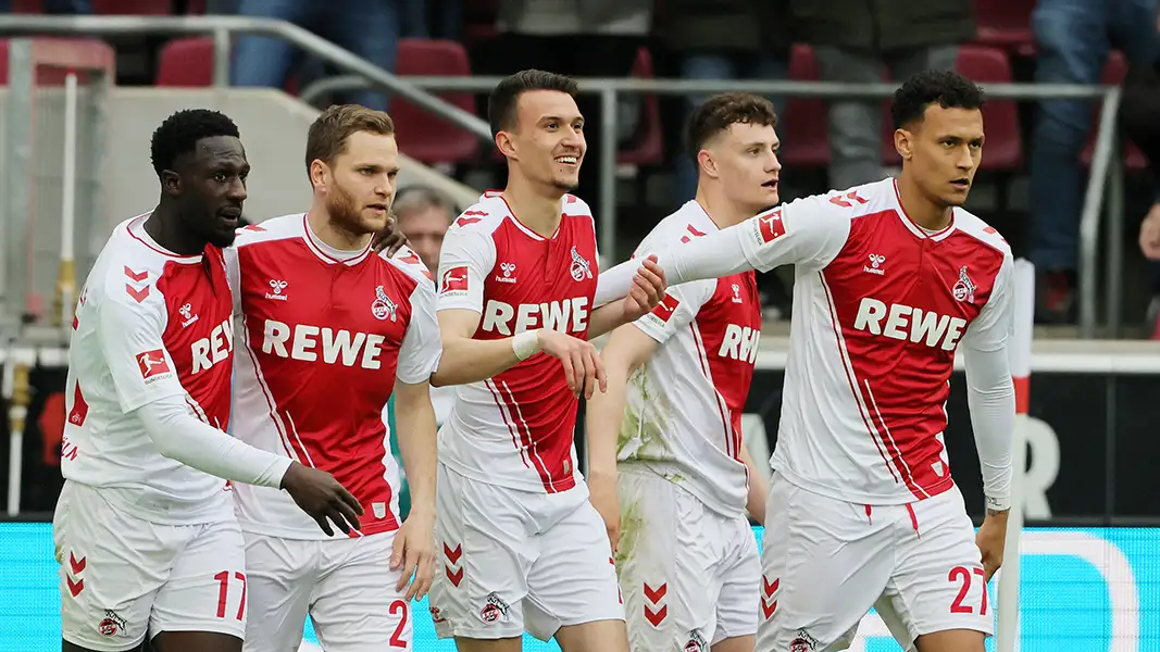 Die Kölner Spieler bejubeln den Ausgleich durch Dejan Ljubicic. (Foto: Bucco)