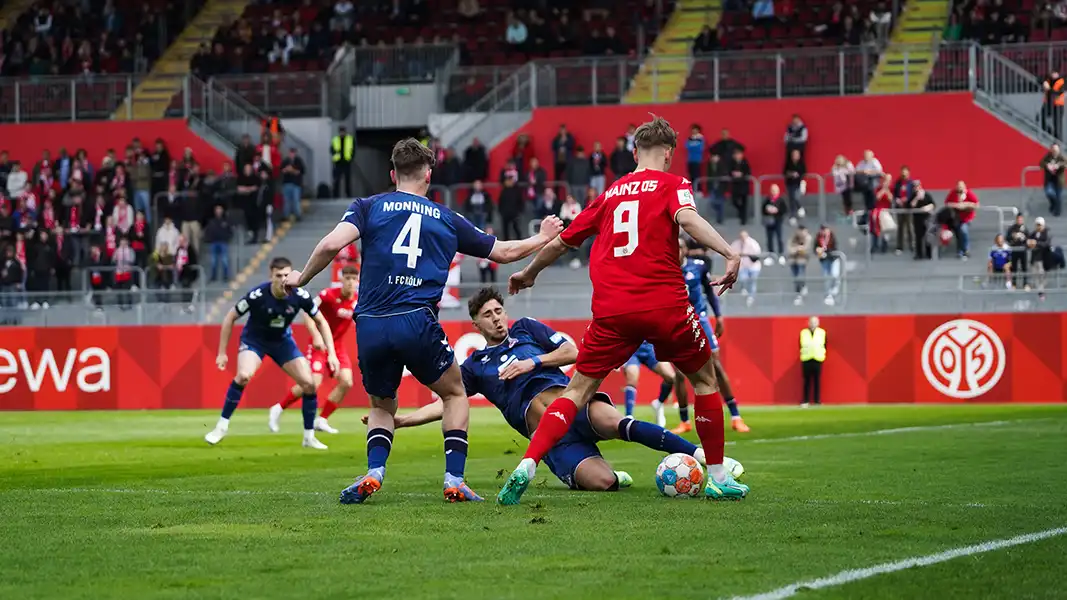 Nelson Weiper (9) erzielte das 1:0 für Mainz gegen die U19 des FC. (Foto: Grafen)