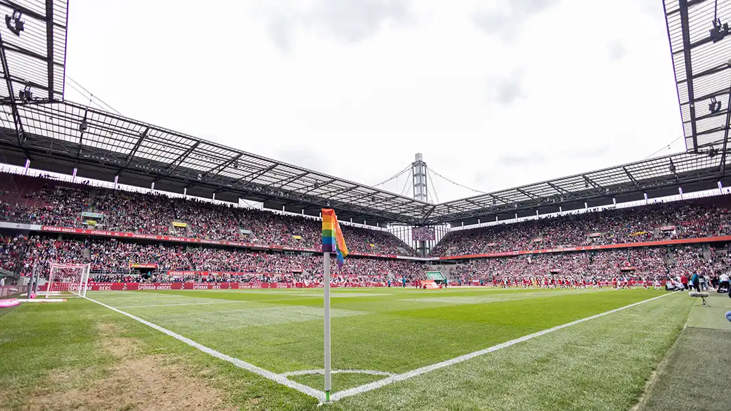 Das sehr gut gefüllte RheinEnergieStadion zum Rekordspiel gegen Eintracht Frankfurt. (Foto: IMAGO / Beautiful Sports)