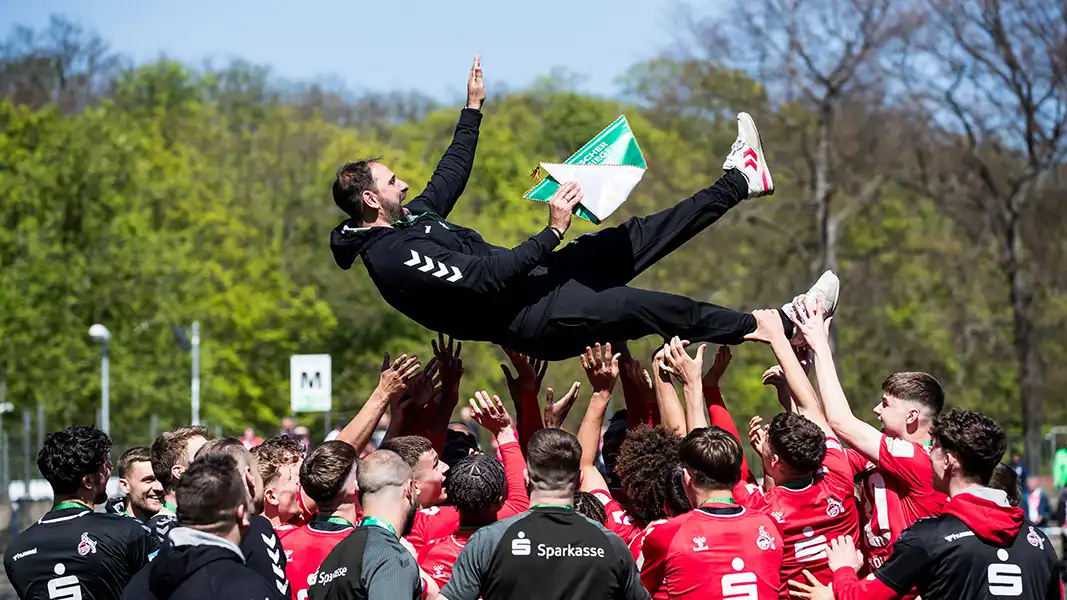 Stefan Ruthenbeck wird von seinen Spielern gefeiert. (Foto: IMAGO / Beautiful Sports)