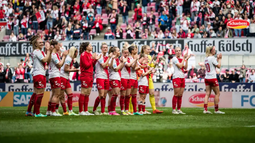 Ehrenrunde für die FC-Frauen nach der Niederlage. (Foto: IMAGO / Beautiful Sports)