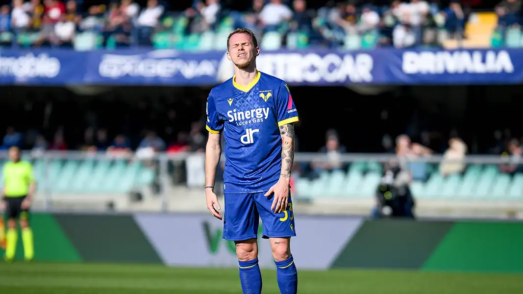 Ondrej Duda hat sich im Trikot von Hellas Verona am Knie verletzt. (Foto: IMAGO / ZUMA Press)