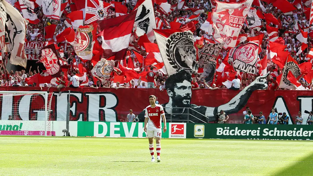 Ein letztes Mal im FC-Trikot: Kapitän Jonas Hector vor dem großen Banner mit seinem Konterfei. (Foto: Bucco)