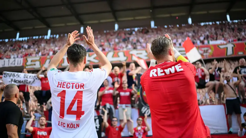 Ein letztes Mal gemeinsam vor der Südkurve, dann ist es vorbei: Jonas Hector und Timo Horn gehen, bleiben aber für immer in der FC-Historie. (Foto: IMAGO / Simon) 