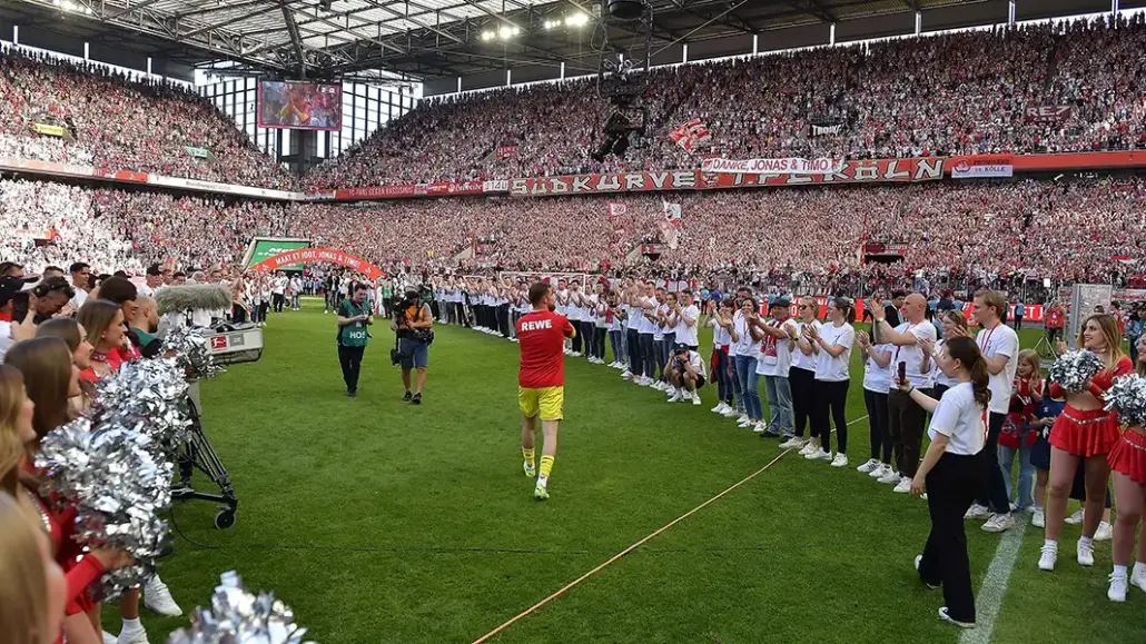 50.000 Fans waren geblieben, um ihren Legenden Lebewohl zu sagen: Timo Horn schreitet zum letzten Mal auf den Rasen im RheinEnergieStadion. (Foto: IMAGO / Huebner)