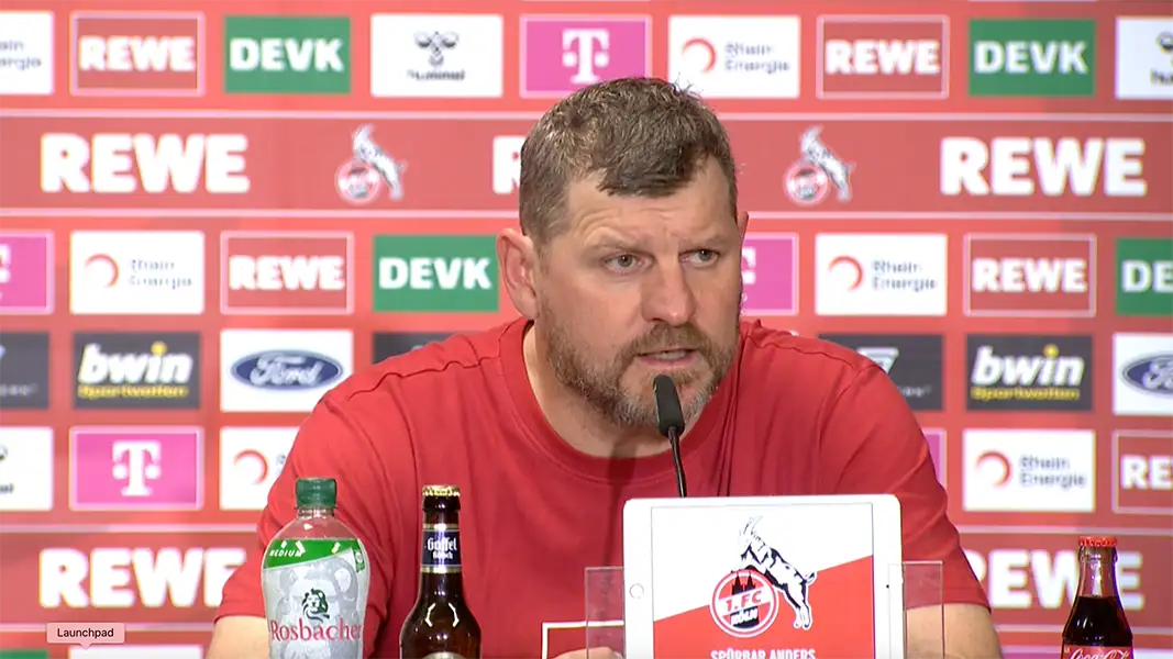 Steffen Baumgart auf der Pressekonferenz nach dem Spiel gegen Hertha BSC. (Foto: 1. FC Köln)