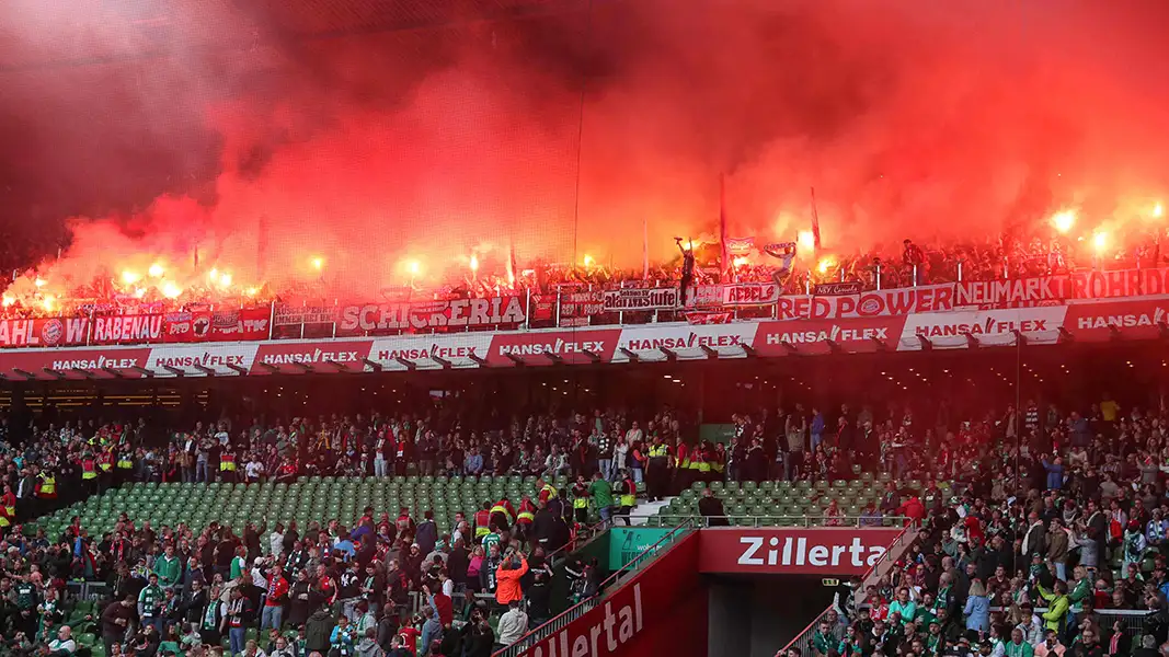 Wegen herunterfallender Pyrotechnik musste Werder Bremen gegen München einige Plätze räumen - diese bleiben gegen den FC nun frei. (Foto: IMAGO / osnapix)