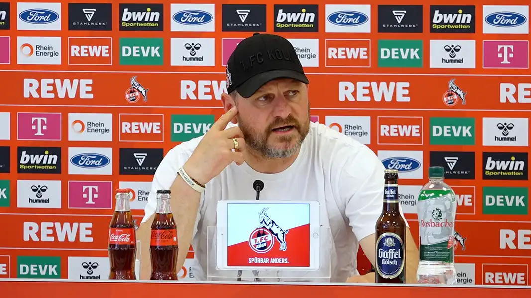 Steffen Baumgart auf der Pressekonferenz vor dem Spiel gegen die Bayern. (Foto: 1. FC Köln)