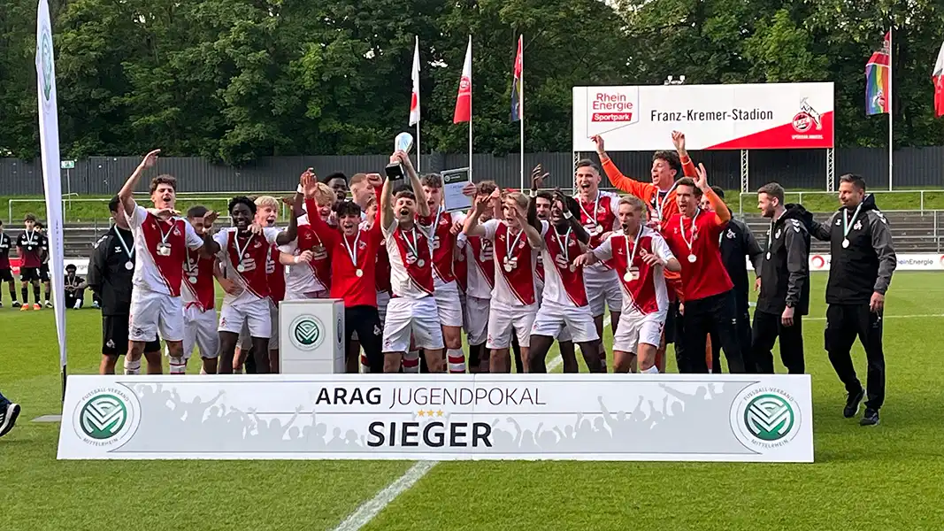 Die U16 bejubelt den Pokalsieg gegen Leverkusen. (Foto: GEISSBLOG)
