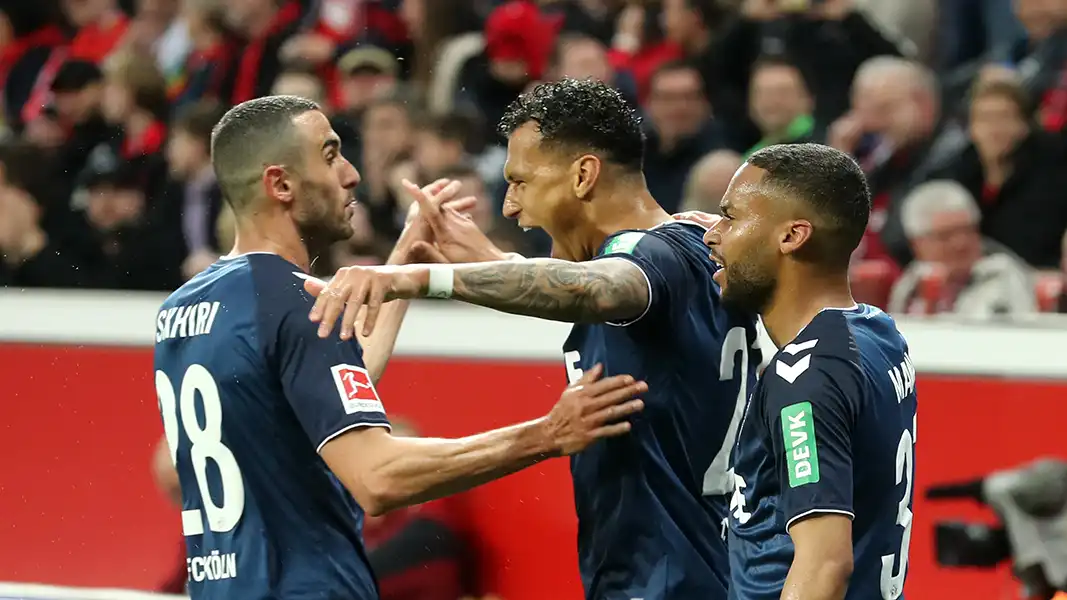 Ellyes Skhiri, Davie Selke und Linton Maina bejubeln das Tor zum 1:0 gegen Leverkusen. (Foto: Bucco)