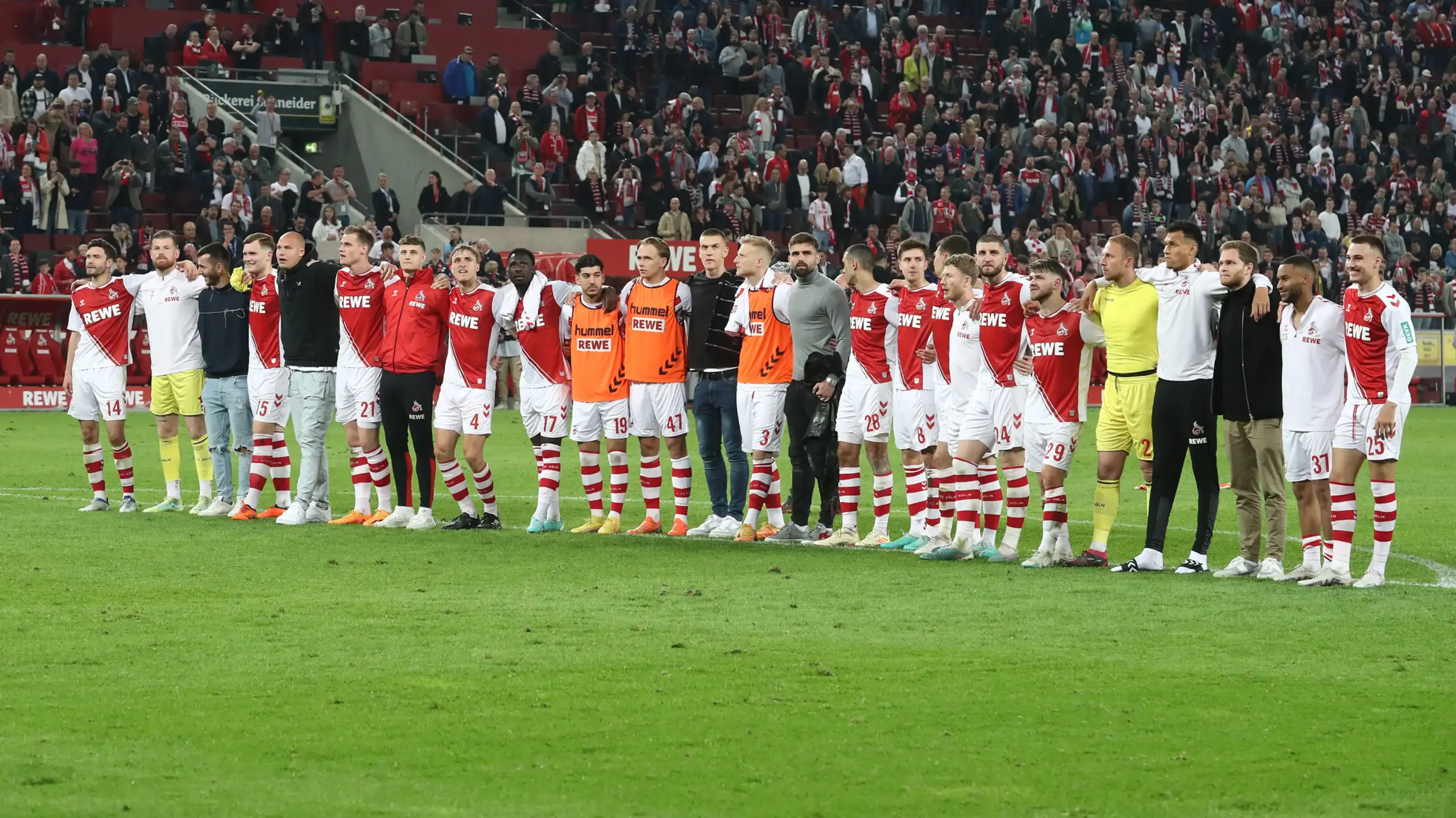 Die Mannschaft feierte den 5:2-Sieg gegen die Hertha gemeinsam mit den Fans. (Foto: Bucco)