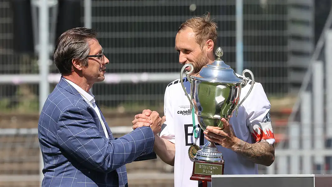 Marcel Risse nimmt den Pokal für Viktoria Köln in Empfang. (Foto: IMAGO / Eibner)