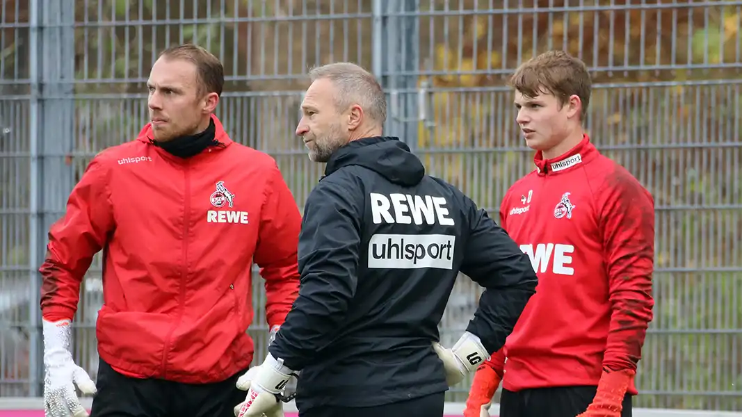 Marvin Schwäbe, Uwe Gospodarek und Jonas Urbig im Austausch. (Foto: Bucco)