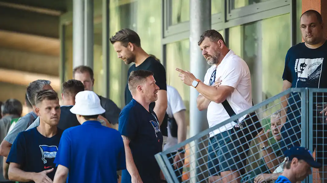 FC-Trainer Steffen Baumgart während des Testspiels in Zell am See im Gespräch mit Andreas Neuendorf von Hertha BSC - im Hintergrund ist Thomas Kessler zu sehen. (Foto: Jan-Philipp Burmann / City-Press GmbH)