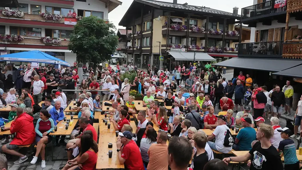 Der Dorfplatz in Maria Alm war mit über 500 Fans gefüllt. (Foto: Bucco)