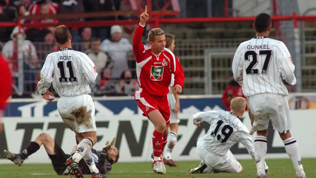 Lukas Podolski spielt Cottbus schwindelig und trifft zum 4:2 im Januar 2005. (Archivbild: Bopp)