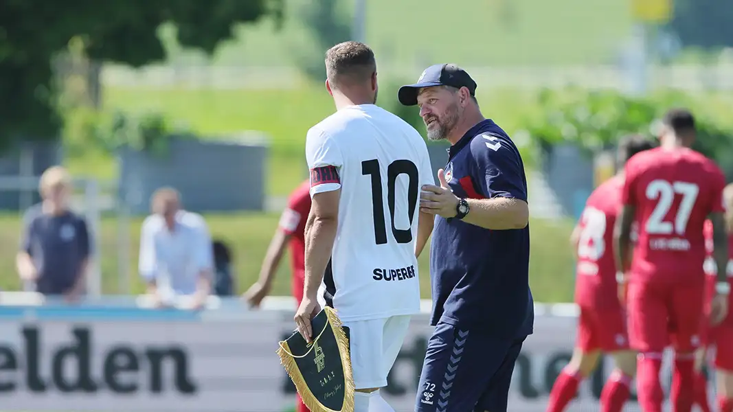 Steffen Baumgart und Lukas Podolski haben sich vor dem Anstoß kurz ausgetauscht. (Foto: Bucco)