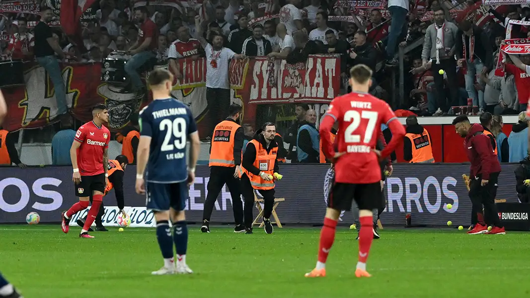 Beim Spiel zwischen Bayer Leverkusen und dem 1. FC Köln wurden zahlreiche Tennisbälle auf das Spielfeld geworfen. (Foto: IMAGO / Team 2)